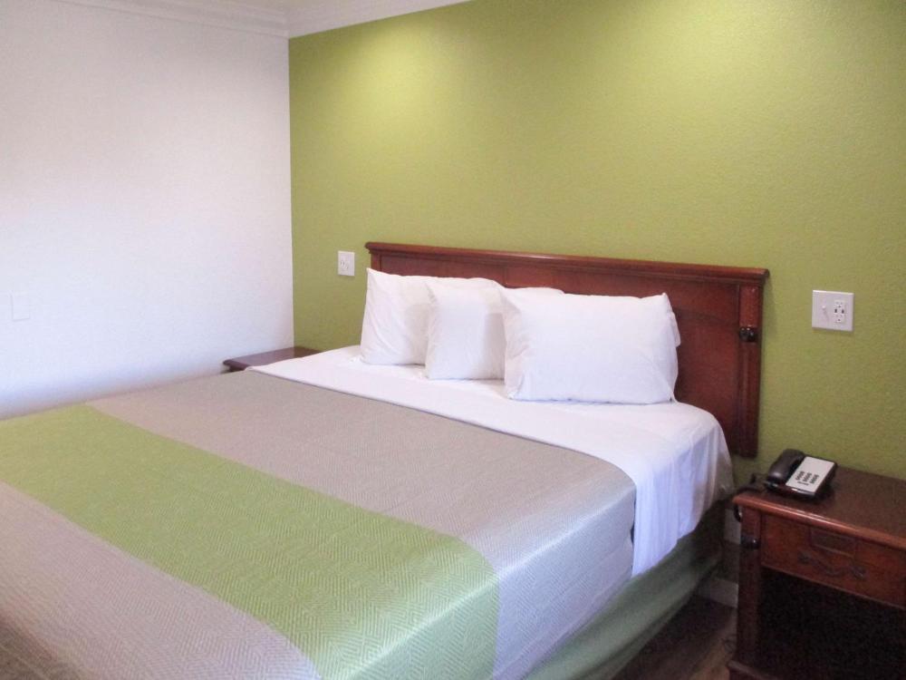 Deluxe King Room - Non-Smoking interior